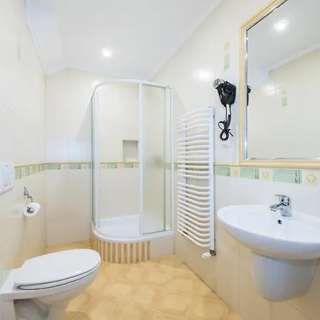 Bialy Jelen Z Basenem I Jacuzzi 3*