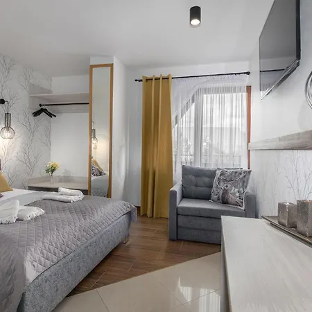 Bialy Jelen Z Basenem I Jacuzzi Bed & Breakfast *