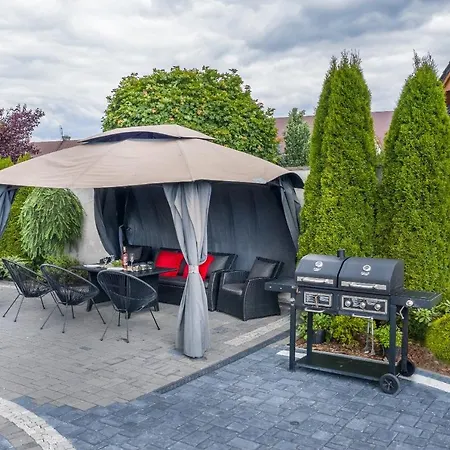 Bialy Jelen Z Basenem I Jacuzzi Bed and Breakfast