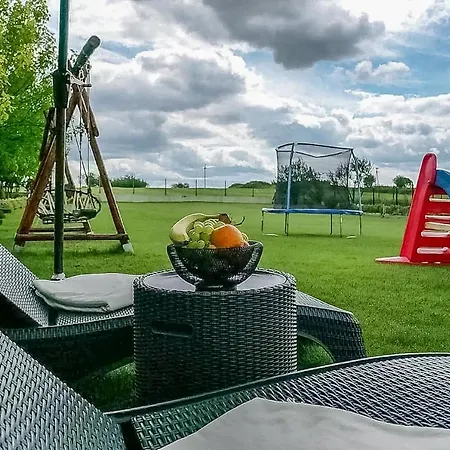 Bialy Jelen Z Basenem I Jacuzzi Couette-café Ostrowsko