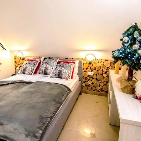 Bialy Jelen Z Basenem I Jacuzzi Bed and Breakfast